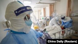 Չինաստան - Ուհանի հիվանդանոցներից մեկում բուժօգնություն է ցուցաբերվում կորոնավիրուսով վարակվածին, 16-ը փետրվարի, 2020թ.