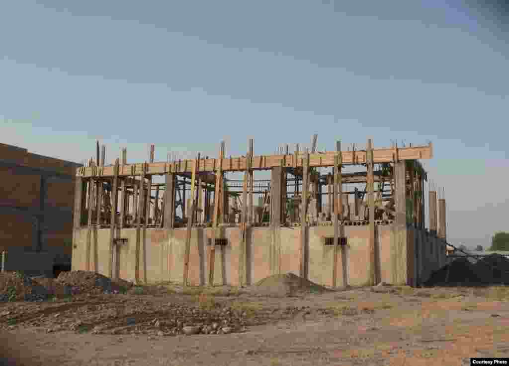 Дома строят совместными усилиями, методом хашара - consequencies of civil war in Tajikistan (1992-1997)