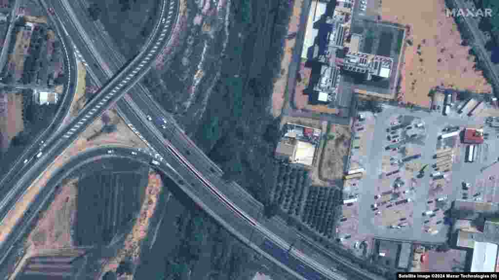 Înainte de inundații. Imagine din satelit a autostrăzii CV-33 în Valencia, 18 octombrie 2024. Imaginea din dreapta arată același loc pe 31 octombrie 2024, după inundațiile care au distrus autostrada CV-33.