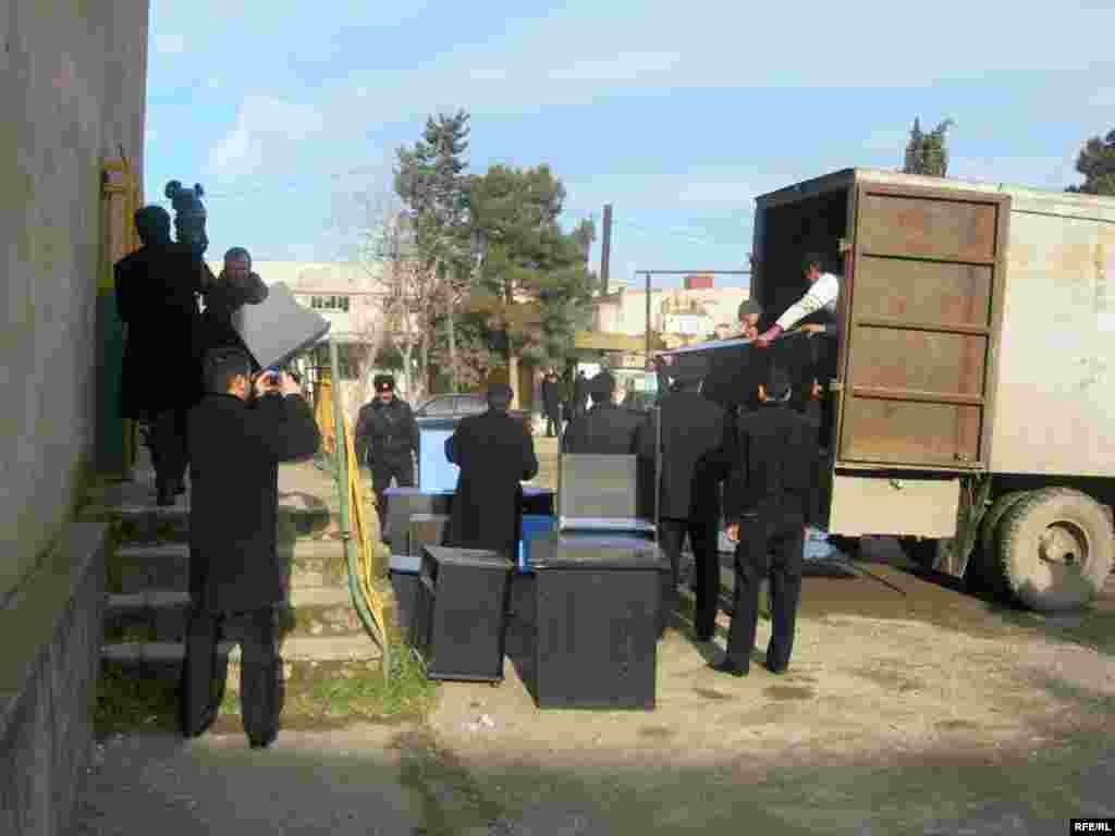 Axar ki, qaytardılar… 19 yanvar 2007 - Yanvarın 19-da Azərbaycan Xalq Cəbhəsi Partiyasının (AXCP) Nizami rayonu Keşlə qəsəbəsindəki zavodun inzibati binasında saxlanılan əmlakı özünə qaytarılıb. Ədliyyə Nazirliyi Məhkəmə Qərarlarının İcrasına Nəzarət Baş İdarəsi təhvil vermə prosesini polisin və Nizami Rayon Mənzil İstismar İdarəsi nümayəndəsinin iştirakı ilə həyata keçirib. Əmlakı təhvil alan AXCP sədrinin müavini Fuad Mustafayev köçürülmə zamanı əşyaların bir hissəsinin yararsız hala düşdüyünü, avadanlıqların bəzilərinin sıradan çıxdığını və hətta kamera, fotoaparat və s. cihazların yox olduğunu bildirib. Prosesdə iştirak edən Bakı Şəhər Baş Polis İdarəsinin rəis müavini Yaşar Əliyevin sözlərinə görə isə, bina polis tərəfindən ciddi mühafizə olunub: «Əmlak ora yığılandan sonra açarın biri AXCP-yə verilib. Bayırda isə daim polis əməkdaşları dayanıblar. Həmin müddət ərzində içəri AXCP üzvlərindən başqa kimsənin daxil olmasına yol verilməyib».