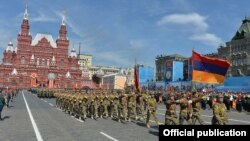 Армянские военные маршируют на параде на Красной площади в Москве, 9 мая 2015 г.