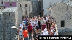 Protest zanatlija, privrednika, ugostitelja i drugih turističkih radnika na Starom mostu u Mostaru