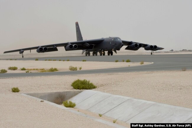 یکی از شش فروند بی-52اچ اعزامی تیپ پنجم بمب افکن نیروی هوایی آمریکا در پایگاه العدید در قطر که در ماموریت های افغانستان در روزهای کنونی شرکت دارد.
