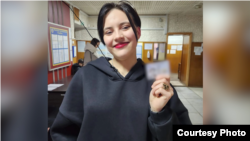 Полина получила украинский паспорт быстро, но другим не всегда так везет. Проблема в системе, говорит девушка