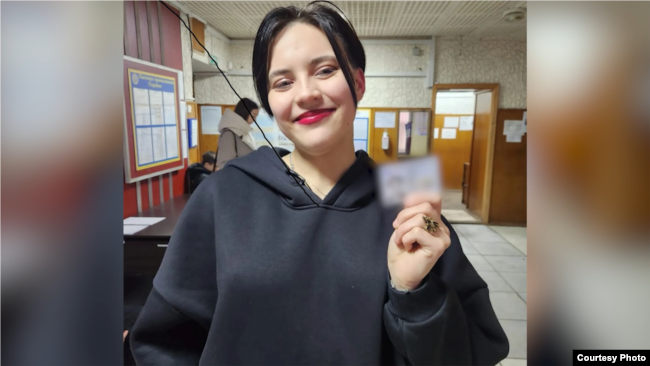 Поліна отримала український паспорт швидко, але іншим не завжди так щастить. Проблема в системі, каже дівчина