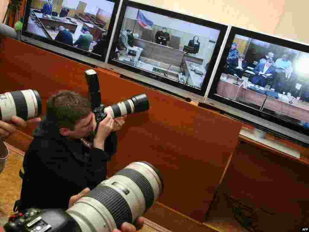 Rusija - Sudjenje Mikhailu Khodorkovskom - Kako je fotoreporterima bio zabranjen ulazak u sudnicu oni su morali ¨skidati¨slike sa internih monitora.Sudjenje je bilo zatvoreno za javnost. 