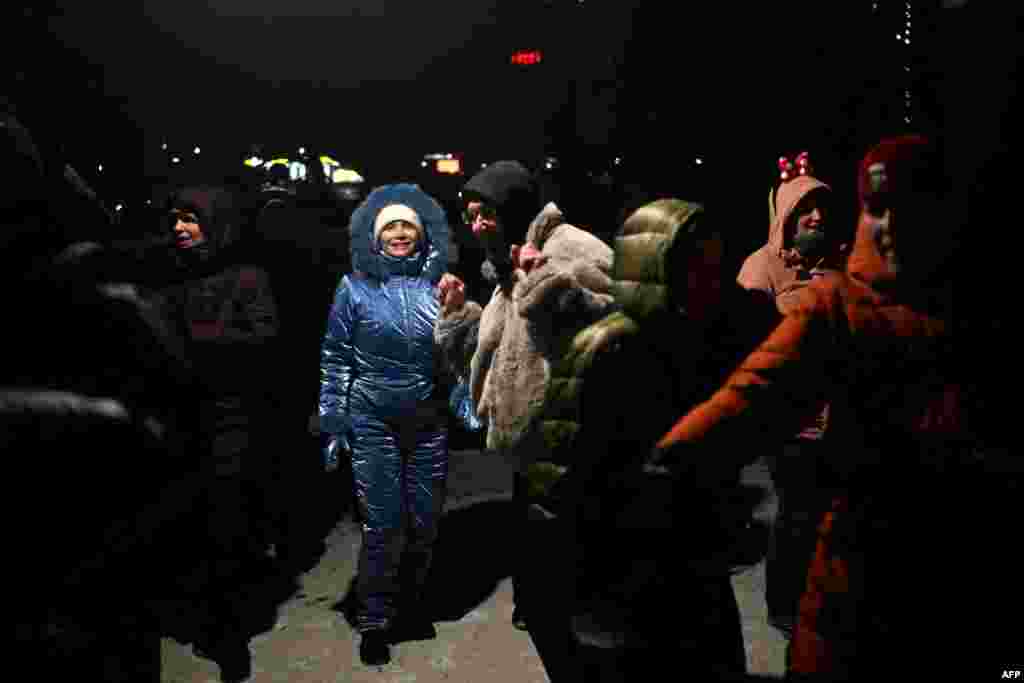 Locuitori ai Kievului, dansând la o petrecere în aer liber pentru a se încălzi, pe 18 ianuarie. 