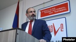 Исполняющий обязанности премьер-министра Армении, лидер блок «Мой шаг» Никол Пашинян во время пресс-конференции в предвыборном штабе, Ереван, 10 декабря 2018 г.