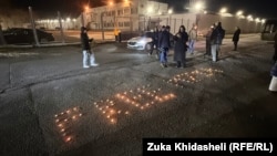 ციხის წინ ანთებული სანთლებით „Free Mzia“ დაწერეს.