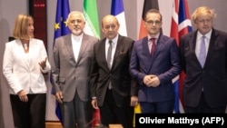 وزیر خارجه ایران (نفر دوم از چپ) در دیدار با فدریکا موگرینی (چپ) و وزیران خارجه سه کشور اروپایی، در اردیبهشت ۹۷، پیش از آنکه بوریس جانسون (راست) پست وزارت خارجه بریتانیا را ترک کند.