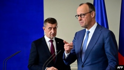 فردریش مرتز (راست) در کنار آندره بابیش، نخست&zwnj;وزیر جمهوری چک