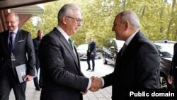 Ֆրանսիա - ԵԽԽՎ նախագահ Թեոդորոս Ռուսոպուլոսը Եվրոպայի պալատի մուտքի մոտ դիմավորում է ՀՀ վարչապետ Նիկոլ Փաշինյանին, Ստրասբուրգ, 29-ը սեպտեմբերի, 2025թ.