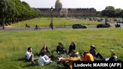 După ce au fost adoptate măsuri de relaxare, prietenii și-au dat întâlnire pe Esplanade des Invalides, Paris