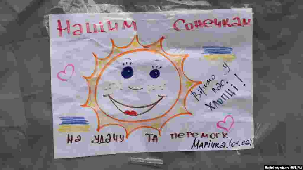 За словами учасниці організації Олени, найактивніші помічники – це діти: вони малюють листівки для бійців АТО та допомагають плести