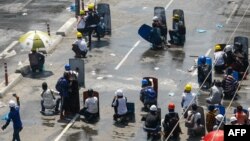 Մյանմա - Ցուցարարները փորձում են ինքնաշեն վահաններով պաշտպանվել ոստիկաններից, Յանգոն, 1-ը մարտի, 2021թ. 