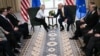 Američki predsjednik Donald Trump rukuje se s predsjednicom Evropske komisije Ursulom von der Leyen nakon što su postigli dogovor o trgovinskom sporazumu nakon njihovog sastanka u Turnberryju, u jugozapadnoj Škotskoj, 27. jula, trećeg dana Trumpove posjete.