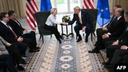 Američki predsednik Donald Trump rukuje se s predsednicom Evropske komisije Ursulom von der Leyen nakon što su postigli dogovor o trgovinskom sporazumu nakon njihovog sastanka u Turnberryju, u jugozapadnoj Škotskoj, 27. jula.