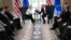 Američki predsednik Donald Trump rukuje se s predsednicom Evropske komisije Ursulom von der Leyen nakon što su postigli dogovor o trgovinskom sporazumu nakon njihovog sastanka u Turnberryju, u jugozapadnoj Škotskoj, 27. jula.