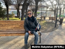 2018 жылы "терроризмді насихаттады" деген айыппен сотталып, 6 жыл 10 ай қамауда отырған, қос жанарынан айырылған Оралбек Өміров. Алматы, 27 қараша, 2025 жыл.