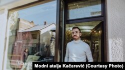 Nemanja Kačarević ispred modnog studija u Valjevu