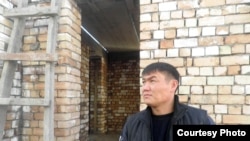 Тимур Калдосов, житель города Оша, выстроил свой соженный во время июньских событий дом, заново. Ош, декабрь 2010 года. 