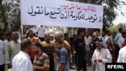 متظاهرون في البصرة يطالبون بتحسين مستوى الخدمات
