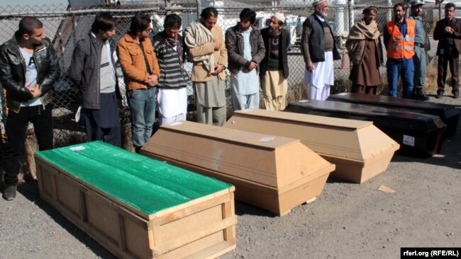 ترکیې ته پر لاره د مړو شویو درېیو افغان کډوالو جسدونه چې کابل ته لېږدول شوي وو- ارشیف