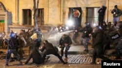 რუსთაველის გამზირზე საპროტესტო აქციის დაშლა წყლის ჭავლის გამოყენებით. 29 ნოემბერი, 2024 წელი
