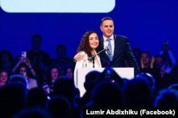 Ish-presidentja Vjosa Osmani dhe kreu i LDK-së, Lumir Abdixhiku, gjatë tubimit më 10 maj, kur LDK-ja e paraqiti Osmanin si kandidate për presidente.