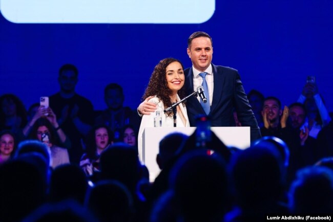 Ish-presidentja Vjosa Osmani dhe kreu i LDK-së, Lumir Abdixhiku, gjatë tubimit më 10 maj, kur LDK-ja e paraqiti Osmanin si kandidate për presidente.