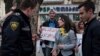 Участники акции сегодня напомнили общественности, что место женщины не только на кухне. Прохожим женщинам в честь праздника активисты раздавали цветы
