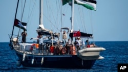 Brod Madleen s aktivistima isplovljava iz sicilijanske luke Catania, Italija, 1. juna 2025.