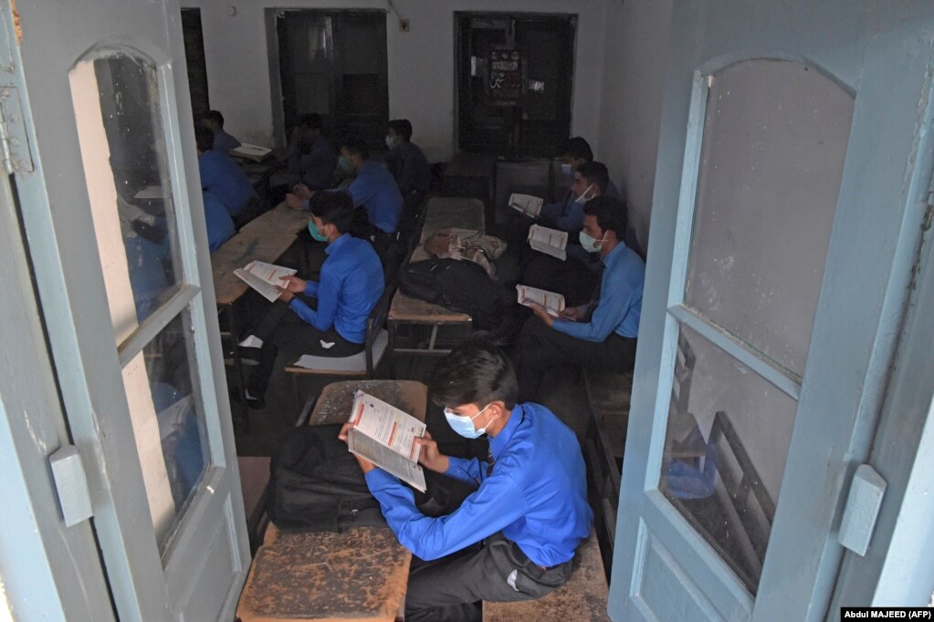 Учні на занятті в школі у Пешаварі (Пакистан), 15 вересня