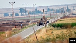 Турецькі військові патрулюють біля кордону з Сирією на місці нападу бойовиків «Ісламської держави», фото 24 липня 2015 року