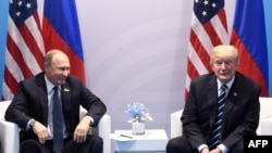 Președintele american Donald Trump și președintele rus Vladimir Putin, G20, Hamburg, 7 iulie 2017 