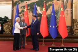 Президентка Єврокомісії Урсула фон дер Ляєн (ліворуч), президент Європейської ради Антоніу Кошта (у центрі) та голова КНР Сі Цзіньпін під час саміту ЄС – Китай у Пекіні, 24 липня 2025 року