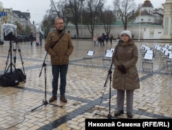 Акція «Порожні стільці» на Софійській площі у Києві. Фото Миколи Семени