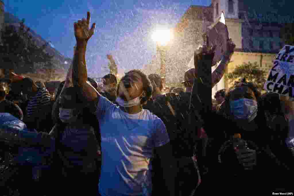 Демонстранти на протесті неподалік Білого дому вимагають справедливого покарання поліцейських за смерть чорношкірого американця Джорджа Флойда. Вашингтон, 4 червня 2020 року