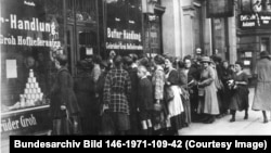 صف مردم در مقابل یک فروشگاه در دوران ابرتورم سال ۱۹۲۳ آلمان