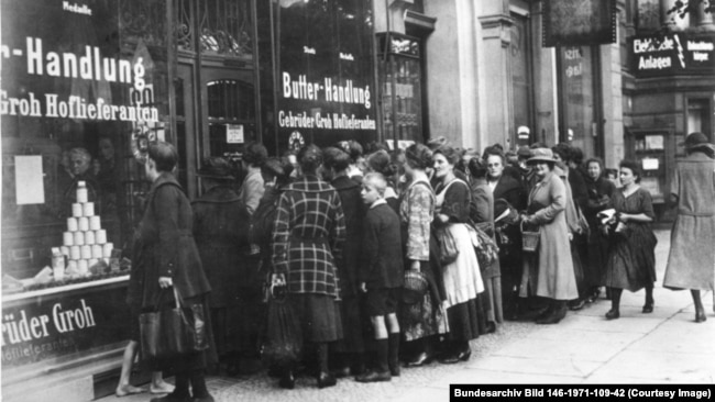 صف مردم در مقابل یک فروشگاه در دوران ابرتورم سال ۱۹۲۳ آلمان