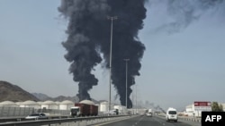 Дым поднимается со стороны энергетического объекта в эмиратском Фуджейре, ОАЭ, 14 марта 2026 года