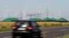 Biogázüzem és szélmalmok a németországi Nauen közelében 2011. június 29-én (képünk illusztráció)