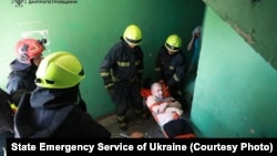 Рятувальники витягують потерпілого внаслідок удару РФ, Дніпро, 24 червня 2025 року