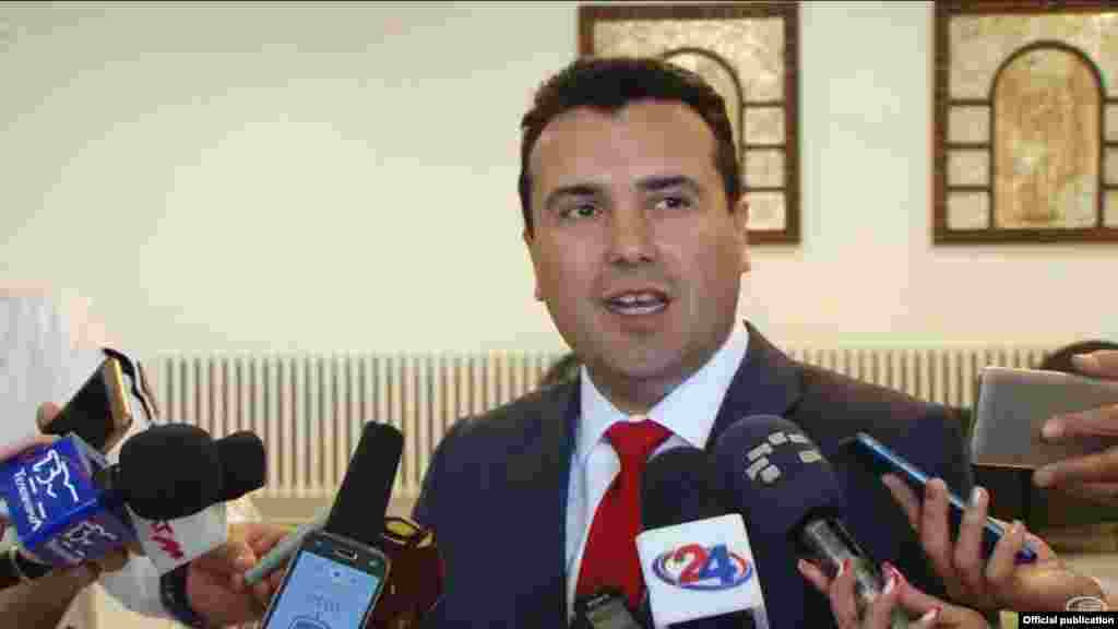 Барањето на ВМРО-ДПМНЕ за техничка влада со мандат од 100 дена според Пржинскиот модел, за нов јавен обвинител и анкетна собраниска комисија за референдумот се апсолутно неприфатливи, изјави денеска во Охрид премиерот Зоран Заев. Тој најави дека останува на ставот во наредните денови да се разговара со пратеници во Собранието и дека околу 10 октомври треба да и соопштат на јавноста кои се следните чекори &ndash; дали обезбедиле двотретинско мнозинство за Договорот со Грција или ќе има нови избори. &nbsp;