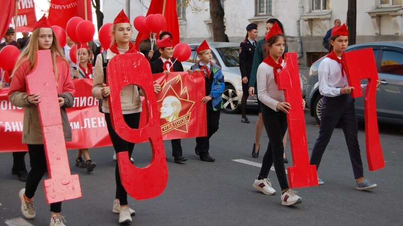 На митинге в Севастополе говорили о российских зарплатах, пенсиях и войне на Донбассе (+фото)