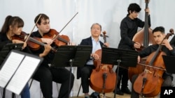 تعدادی از دانش آموزان لیسه موزیک افغانستان که در پرتگال کنسرت اجرا کردند
