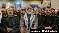 محمدرضا نقدی، معاون هماهنگ‌کننده سپاه پاسداران (وسط) تهدیدهایی جدید علیه کشتیرانی در آبراه‌های جهانی بیان کرده است