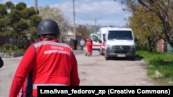 Мэдыкі дапамагаюць параненым у Запарожжы пасьля расейскай атакі 20 красавіка 2026 году. Ілюстрацыйнае фота