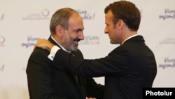 Премьер-министр Армении Никол Пашинян (слева) в Ереване приветствует президента Франции Эмманюэля Макрона, октябрь, 2018 г.