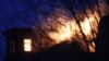 Пожар в доме в коттеджном поселке Новые Вешки вблизи подмосковных Мытищ, где забаррикадировался мужчина и открыл стрельбу по силовикам, 30 марта 2021 года